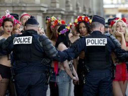 Ante los ojos de varias decenas de turistas, las fuerzas del orden finalmente detuvieron a las militantes. AFP / K. Tribouillard