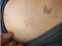 El pequeño tatuaje está hecho con tinta blanca. INSTAGRAM / @kellyosbourne