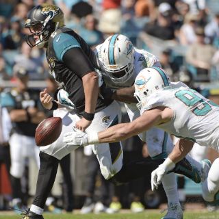 Los Delfines ganan por errores de Blake Bortles