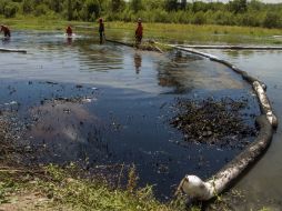 La empresa lleva a cabo actividades para la contención y recuperación del material contaminante. AFP / ARCHIVO