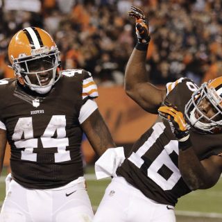 Los Cafés sufren pero vencen a Raiders