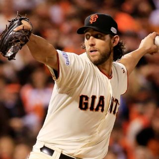 Madison Bumgarner, feliz por partida doble