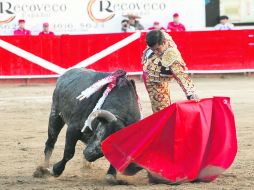 Faena. Joselito Adame en la corrida de ayer en la Plaza de Toros Nuevo Progreso de Guadalajara. EL INFORMADOR / E. Flores