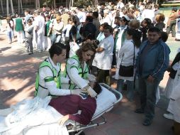 Doctores, enfermeras y camilleros permanecen en el patio. EL INFORMADOR / ARCHIVO