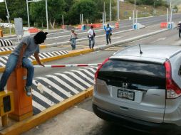 Manifestantes encapuchados exigen la presentación con vida de los estudiantes de Ayotzinapa desaparecidos. SUN / J. Ríos