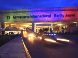El incendio se registró en un local de comida rápida de la Terminal 2 del Aeropuerto. TWITTER / @SCT_mx
