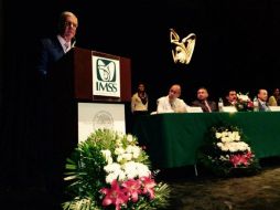 El secretario de Salud de Jalisco, Jaime Agustín González entrega los reconocmientos. TWITTER / @saludjalisco