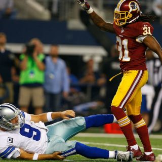 Tony Romo abandona el partido tras recibir un golpe fuerte