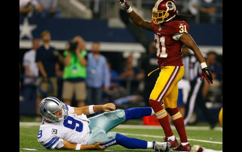 El mariscal sale tras sufrir un fuerte golpe en la espalda. Romo fue operado en el mes de diciembre en esa misma área. AFP / T. Pennington.