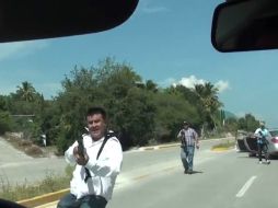 En el video, los sujetos apuntan con armas de grueso calibre a los periodistas. YOUTUBE / Juan Rivas