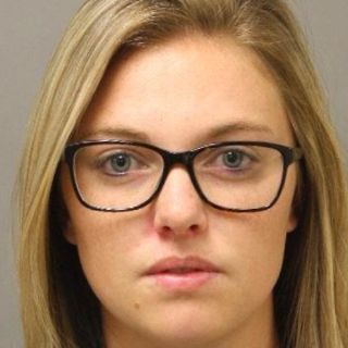 Maestra se toma 'selfie' desnuda; termina en la cárcel