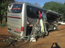 La colisión fue tan fuerte que arrancó todo un costado del bus, donde en total viajaban 43 pasajeros. EFE / D. Reis