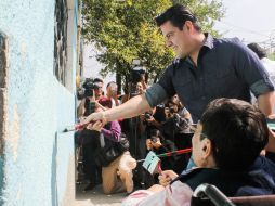 El gobernador Aristóteles Sandoval comenzó el programa en la colonia Santa Cecilia de Guadalajara. ESPECIAL / Gobierno del Estado