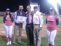 Los Charros de Jalisco entregaron a miembros del ONI un reconocimiento por su labor con la niñez tapatía. TWITTER / @ONImexico