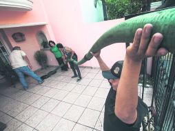 PRECIADO LÍQUIDO. Una 'pipa' de agua surte del vital líquido a una vivienda que padece por el corte del servicio. EL INFORMADOR /  A. García