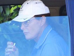 El ex atleta encendió un cigarro y en ese momento se pudo ver el color en sus uñas. ESPECIAL / tmz.com