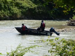 Las fuerzas federales realizan inspecciones por el río Cocula en lanchas y con ayuda de buzos. AFP / A. Estrella
