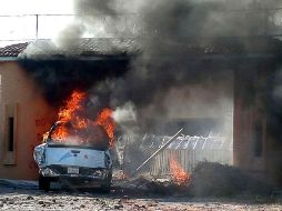 Los maestros disidentes se enfrentan con policías antimotines en la puerta tres del inmueble. SUN / RML