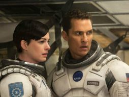 Hathaway y McConaughey en una de las escenas de la película 'Interestelar' de Christopher Nolan. TWITTER / @WBPictures_Mx
