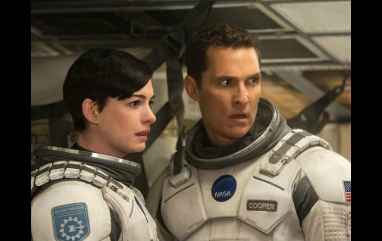 Hathaway y McConaughey en una de las escenas de la película 'Interestelar' de Christopher Nolan. TWITTER / @WBPictures_Mx