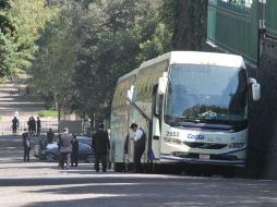 Unos 100 familiares llegaron en tres autobuses a Los Pinos alrededor de las 12:00 horas. NTX / C. Pereda
