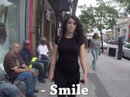 La mujer caminó por 10 calles y aunque nunca se detuvo, fue objeto de supuestos cumplidos de parte de hombres. YOUTUBE / Street HarassmentVideo