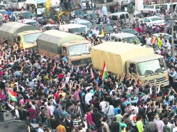 Cientos de ciudadanos turcos aplaudieron la llegada de las tropas de Iraq; los combatientes enfrentarán al EI con armas pesadas. AP /