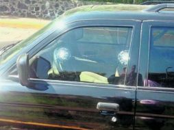 El vehículo del académico fue impactado en la ventana del conductor y el toldo. ESPECIAL  /