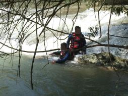 Amplían búsqueda. Buzos de la Policía Federal buscaron pistas de los estudiantes en el Río Cocula. SUN / I. Pérez