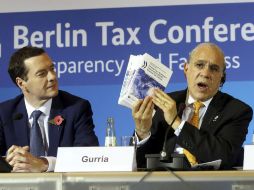 José Ángel Gurría (Der.), secretario de la OCDE, y el ministro británico de Economía destacaron las 'enormes consecuencias' del acuerdo EFE / W. Kumm