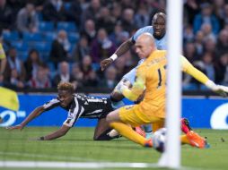 Rolando Aarons (izq.) abrió el marcador para el Newcastle. AFP / O. Scarff