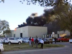 Bomberos se encuentran en la zona del accidente. AP /