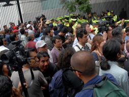 Afuera del recinto, alrededor de 50 personas esperan poder ingresar. NTX / ARCHIVO