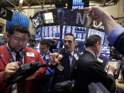 El Dow Jones opera nuevamente por arriba de las 17 mil unidades al ganar a media sesión 1.03 por ciento. AP / R. Drew