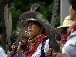 Con machete en mano, los manifestantes dicen que están en Guerrero para respaldar a los padres de familia de 43 personas desaparecidas. AP / ARCHIVO