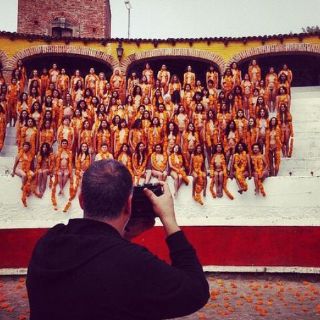 Spencer Tunick realiza desnudo colectivo por Día de Muertos