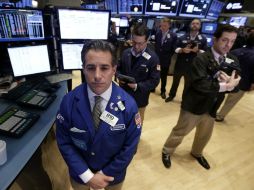 El Dow Jones sube 221.24 puntos hasta ubicarse en 17 mil 195.55 unidades, recuperando la barrera de los 17 mil. AP / ARCHIVO.