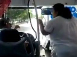 La grabación muestra desde el momento en que la mujer sube al camión para gritarle al chofer. YOUTUBE / SandwichDeHamon
