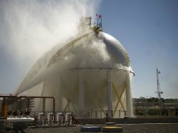 El sistema activó automáticamente una serie de bombas que arrojaron agua al tanque hasta cubrirlo por completo. EL INFORMADOR / J. Mendoza