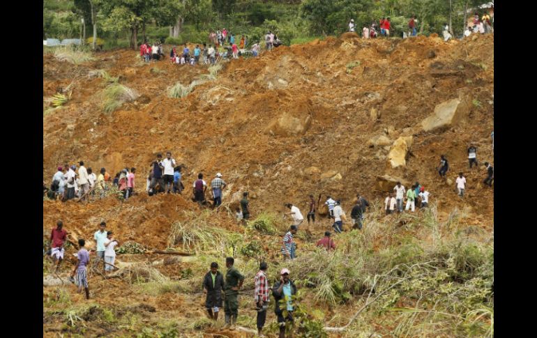 Los aldeanos dicen que el número de muertos podría superar fácilmente los 200. AP / E. Jayawardena