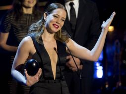La actriz brasileña Leandra Leal recibe el Premio Fénix por mejor actriz por su papel en la película 'O Lobo Atrás da Porta'. AP / E. Verdugo