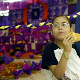 Con altares de muertos, rescatan tradiciones mayas