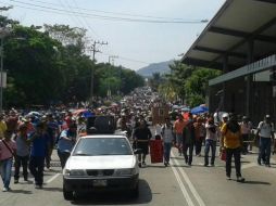 Los manifestantes exigen la aparición con vida de los 43 estudiantes normalistas de Ayotzinapa. TWITTER / @SubVersionesAAC