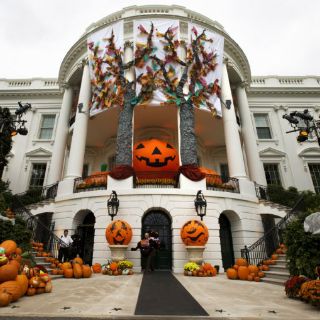 Barack Obama recibe a miles de niños en Día de Brujas