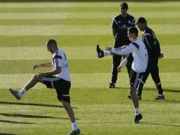 Benzema (izq.) y Ronaldo (der.) apuntan a ocupar las plazas de delanteros en el esquema 4-4-2 de Carlo Ancelotti (con gorra). EFE / J. Martin