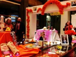 Calaveras, flores de cempasúchil y cosas que gustaban a los escritores forman parte del altar que se exhibe en el Instituto Cervantes. TWITTER / @Emixteco
