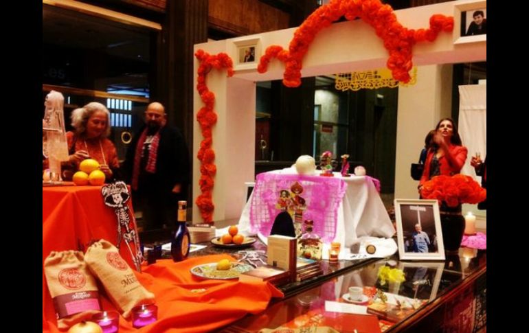 Calaveras, flores de cempasúchil y cosas que gustaban a los escritores forman parte del altar que se exhibe en el Instituto Cervantes. TWITTER / @Emixteco