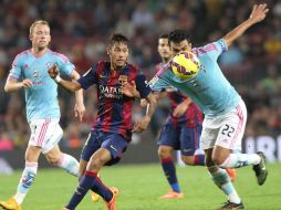 El delantero brasileño del Barcelona, Neymar Da Silva (c) pelea el balón con el argentino Gustavo Cabral (d) del Celta. EFE / T. Garriga