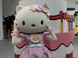 En Los Ángeles, una Kitty de tamaño humano dio a bienvenida a los asistentes de la convención en su honor. TWITTER / @sanrio