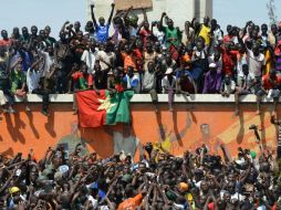 La población burkinesa celebra la forzada dimisión del presidente Blaise Campaoré. AFP / ARCHIVO